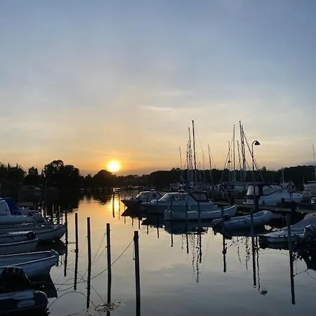 Smukke Omgivelser I Troense *